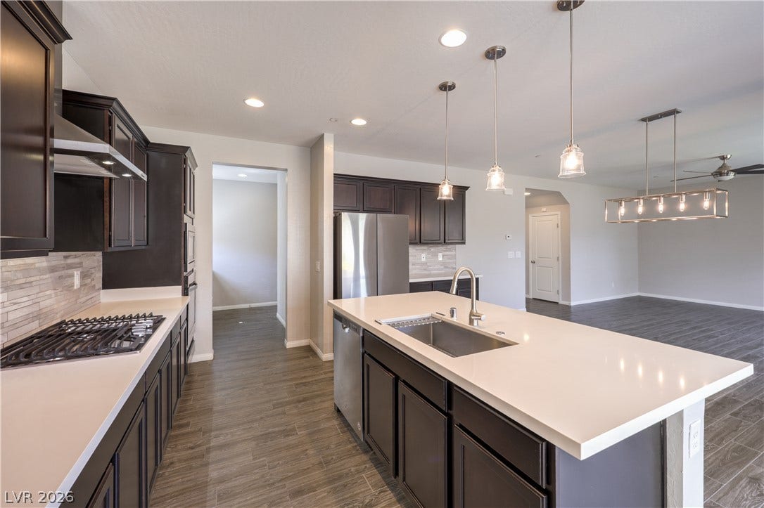 413 Via Gigante, Henderson, NV 89011 Culinary aspirations find their home in this kitchen, featuring an oversized island, gas range, and premium appliances.