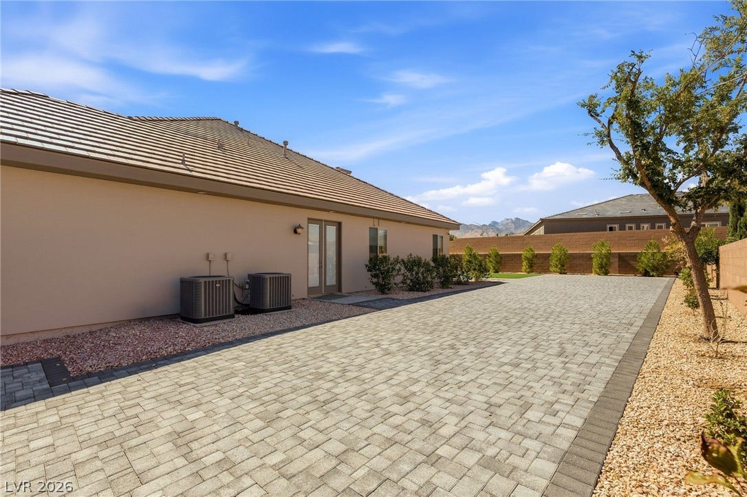5625 N Chieftain Street, Las Vegas, NV 89149 5625 N Chieftain Street, Las Vegas, NV 89149