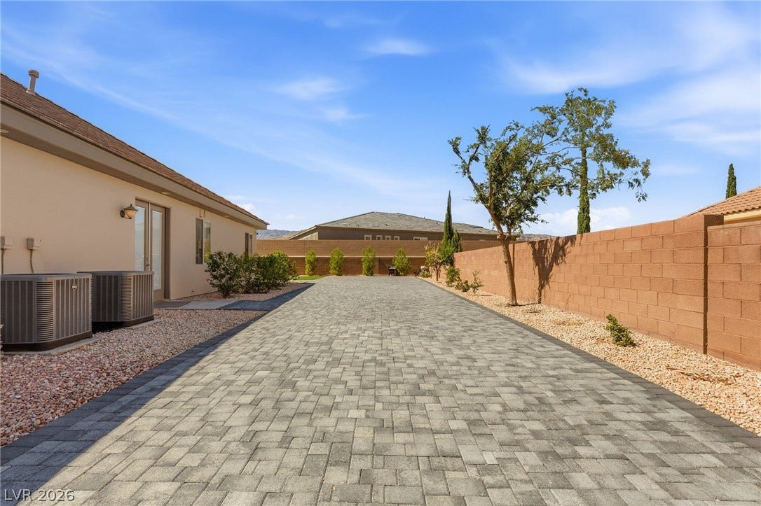 5625 N Chieftain Street, Las Vegas, NV 89149 5625 N Chieftain Street, Las Vegas, NV 89149
