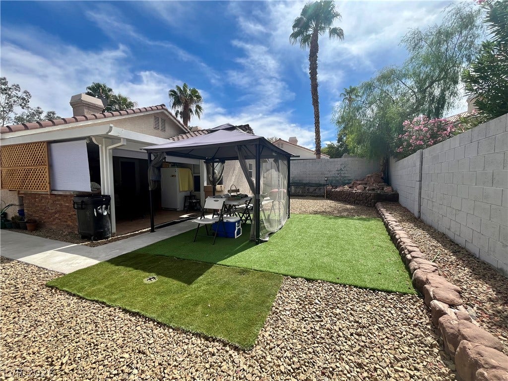 15 Rue des Champs, Henderson, NV 89074 Low-maintenance gravel landscaping and lush synthetic turf define this walled outdoor retreat.