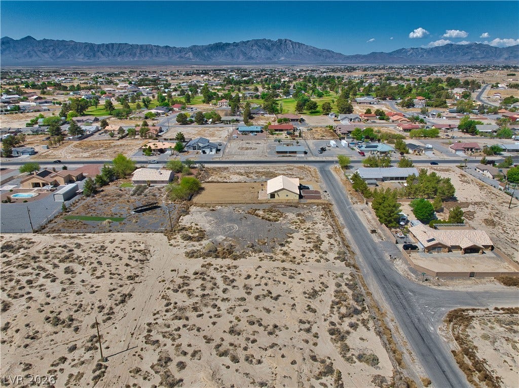 Bird's eye view featuring a residential view and a mountain view