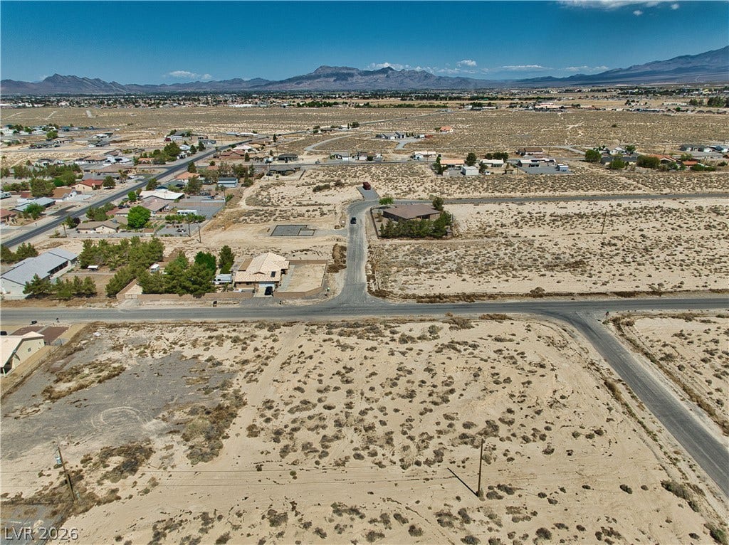 Bird's eye view featuring a mountain view and a desert view