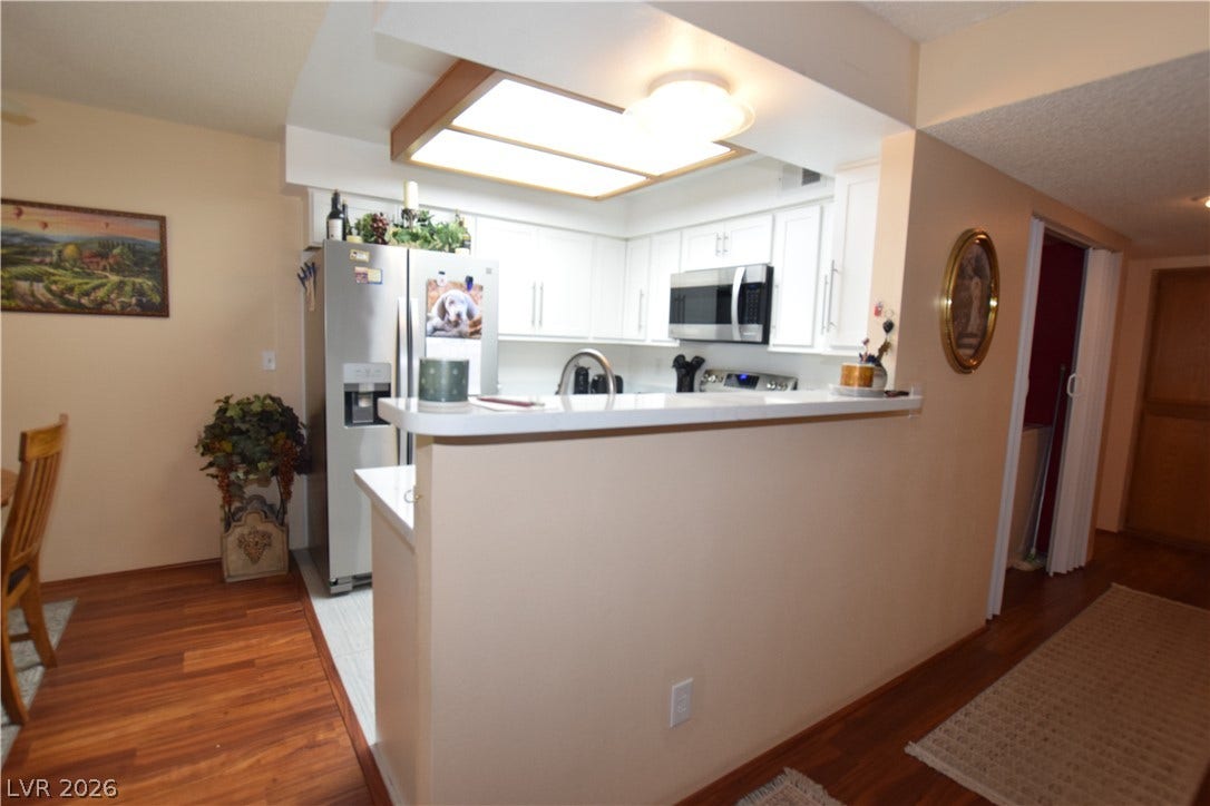 1575 W Warm Springs Road, #1514, Henderson, NV 89014 bright and freshly updated kitchen