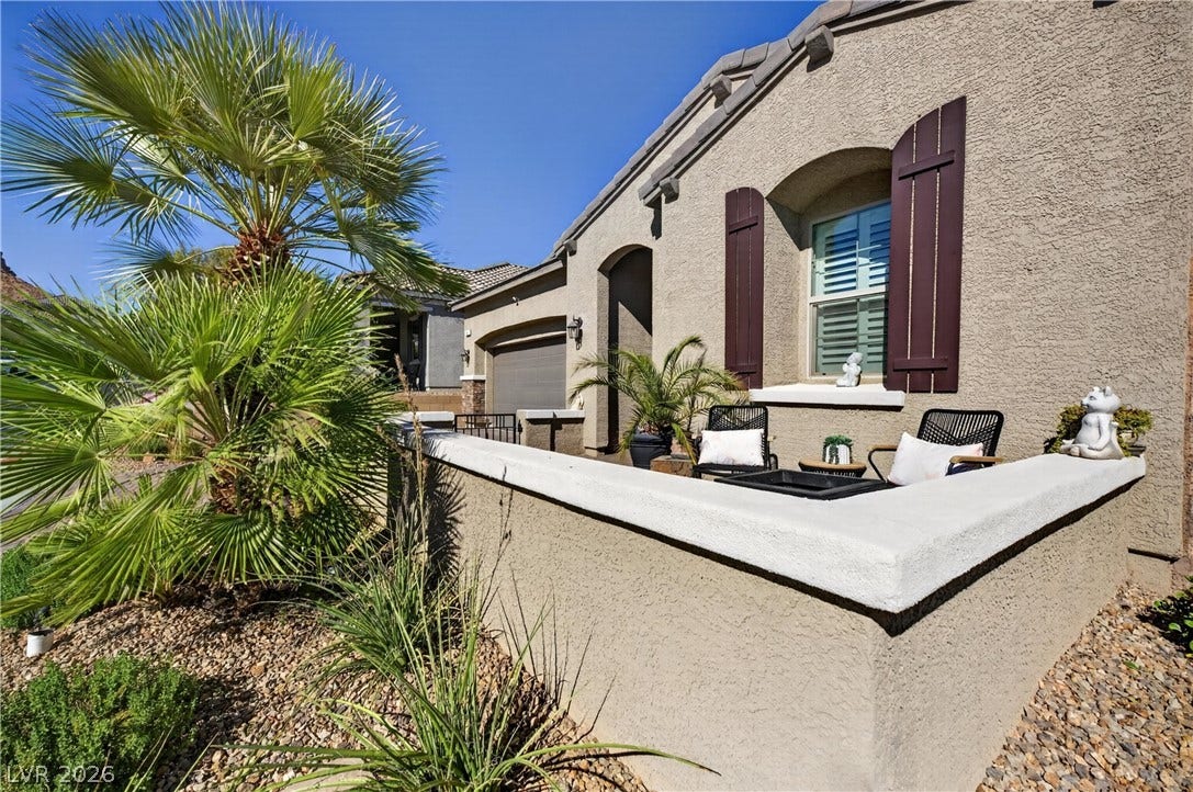 4 Bobado Lane, Henderson, NV 89011 An inviting front courtyard with stucco walls highlights the entryway of this southwest home.