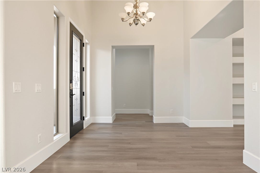 6 Mohansic Road, Henderson, NV 89052 A soaring ceiling and clean-lined wood flooring set an elegant tone in the entry foyer.