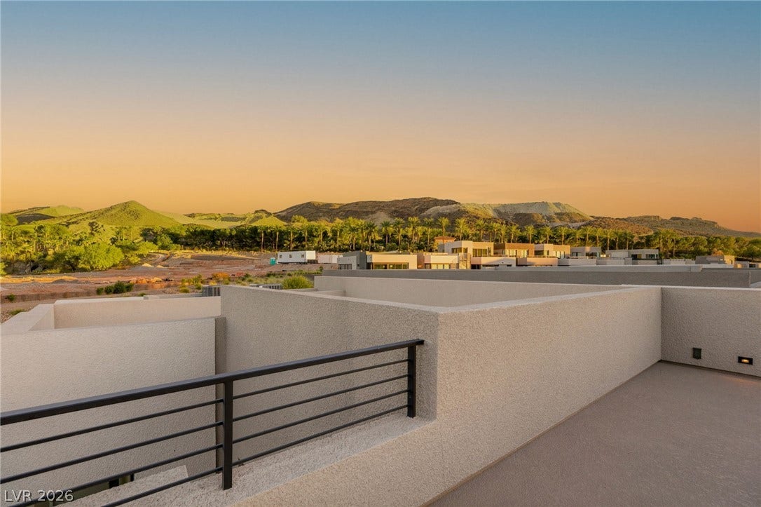 18 Heron Harbour Drive, Henderson, NV 89011 Panoramas of rolling desert ridges unfold from this elevated terrace.