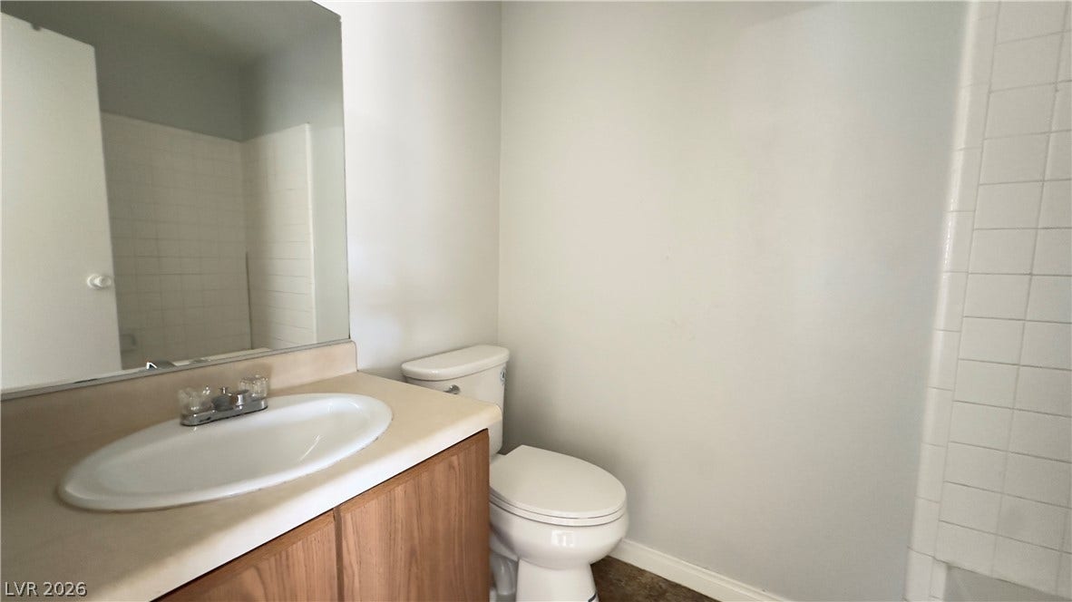 543 KRISTIN Lane, Henderson, NV 89011 A classic vanity setup sits adjacent to the tiled tub surround in this simple bathroom.