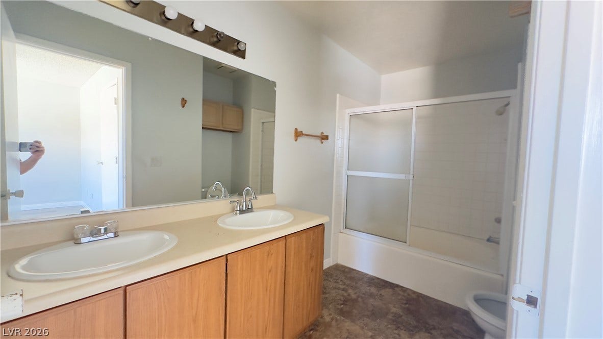 543 KRISTIN Lane, Henderson, NV 89011 A classic layout features a dual vanity and a tub shower combo with sliding doors.