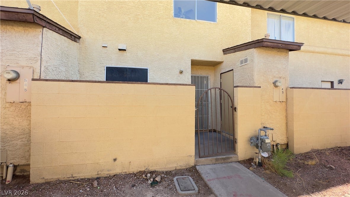 543 KRISTIN Lane, Henderson, NV 89011 An enclosed entryway courtyard provides privacy and security to this multi-level stucco home.