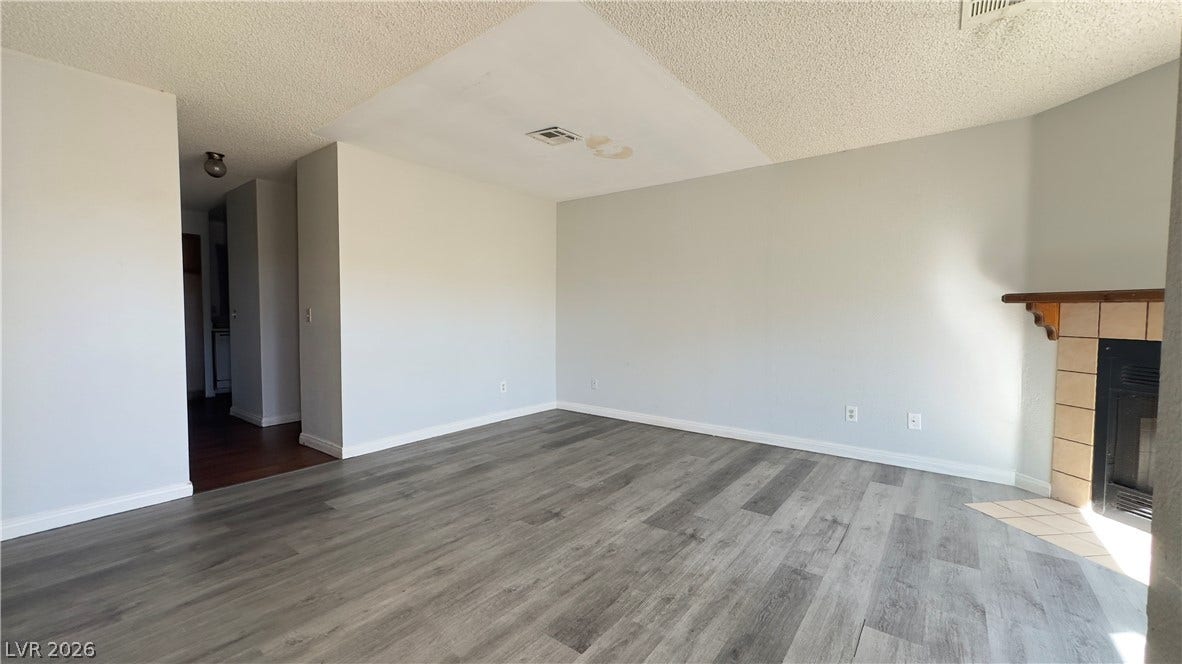 543 KRISTIN Lane, Henderson, NV 89011 A classic tiled fireplace anchors this comfortable living area with smooth wood-look flooring.