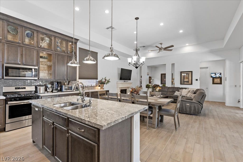 6722 Desert Crimson Street, Las Vegas, NV 89148 Granite counters and an open floorplan define this spacious kitchen and dining area.