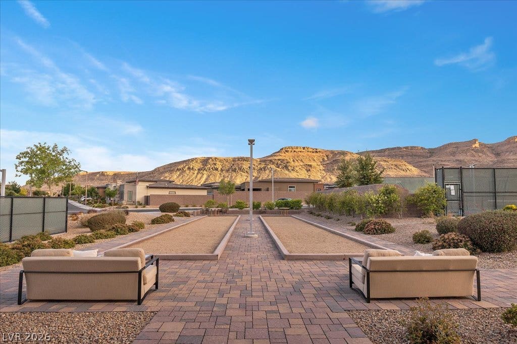 6722 Desert Crimson Street, Las Vegas, NV 89148 Dramatic mountain vistas frame the paved outdoor recreation area and bocce courts.