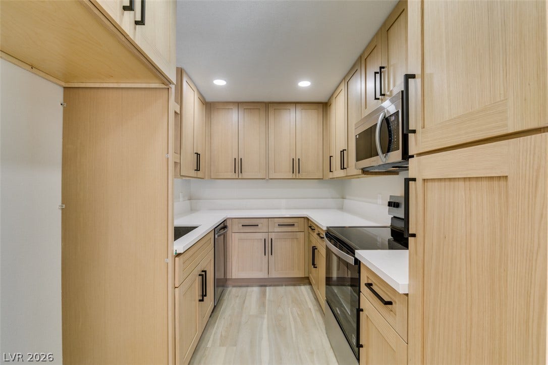3638 Villa Knolls East Drive, Las Vegas, NV 89120 Streamlined cabinetry and sleek solid surfaces define this highly functional culinary workspace.