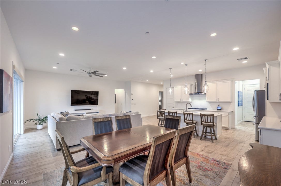10' Ceilings and Upgraded Baseboards