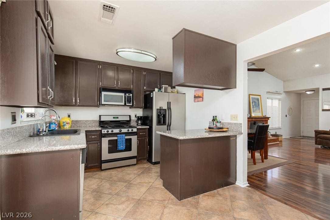 6705 Waterville Circle, Las Vegas, NV 89107 Gas stove, granite countertops