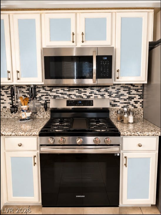 3925 Lilac Haze Street, Las Vegas, NV 89147 Gleaming granite countertops pair beautifully with custom inset cabinets and sleek stainless steel appliances.