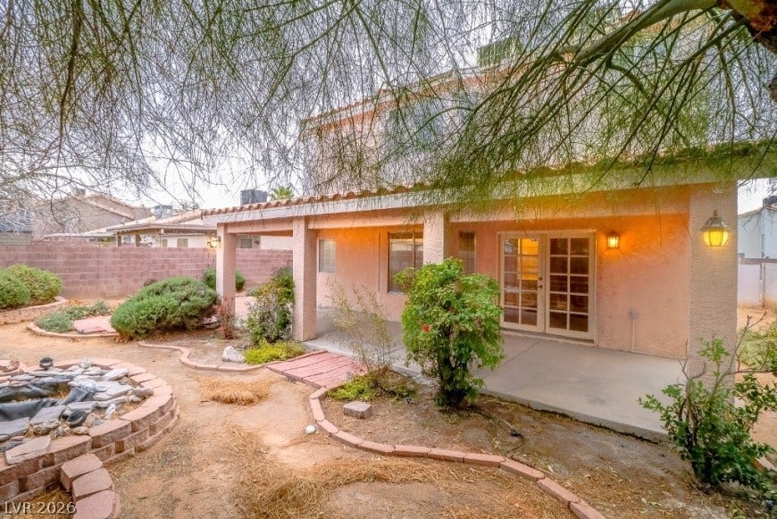 1429 Hawkwood Road, Henderson, NV 89014 A spacious covered patio spans the rear facade, overlooking a textured desert backyard.