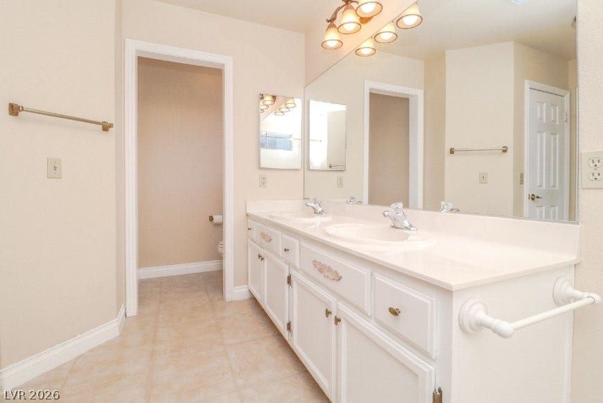 1429 Hawkwood Road, Henderson, NV 89014 Clean lines and a spacious dual vanity define this functional bathroom layout.