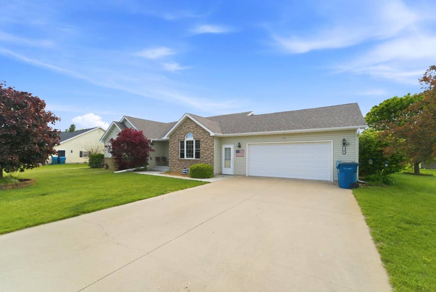Property photo for 324 SE Forsythia Street, DeMotte, IN