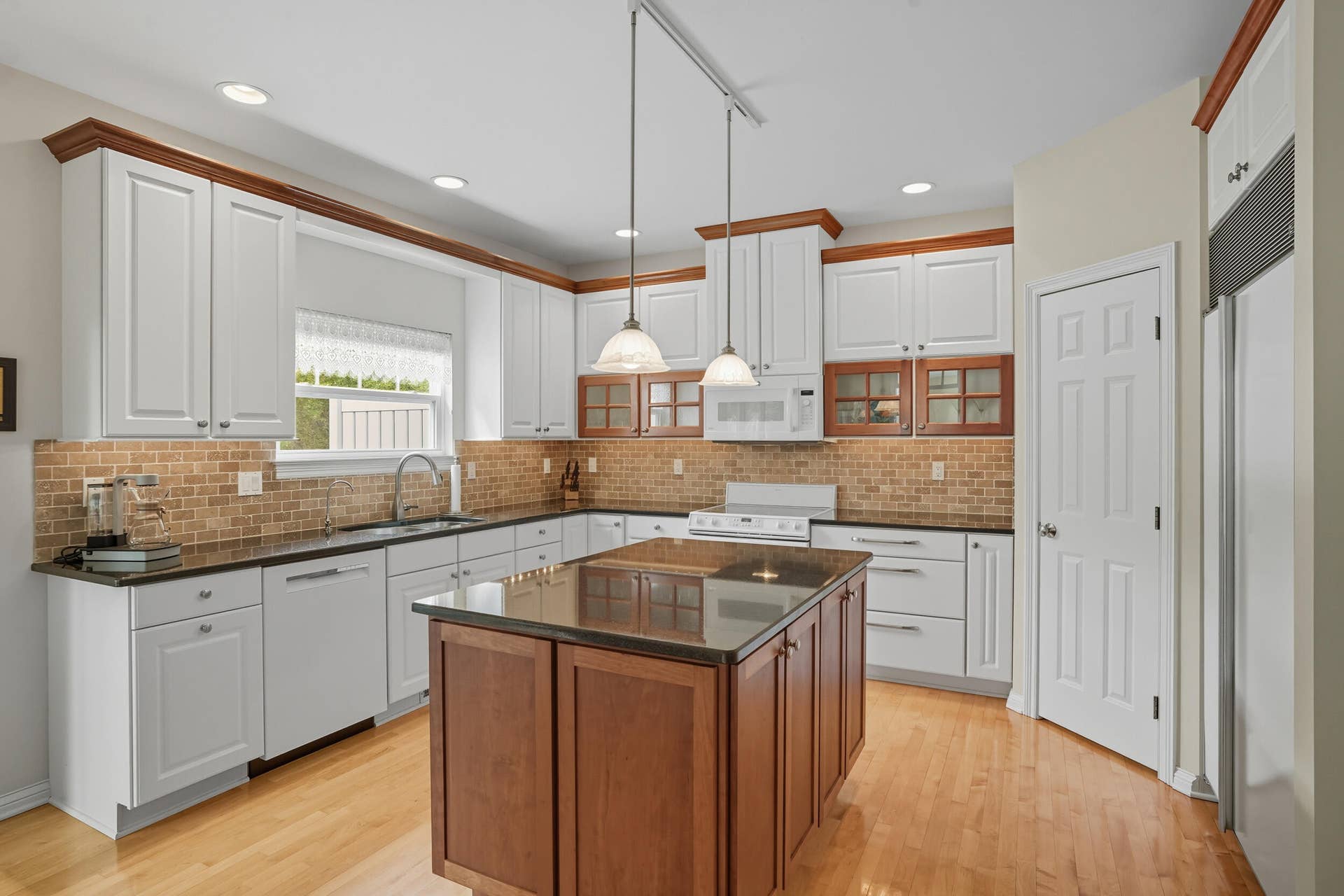 1730 Briam Court, Valparaiso, IN 46383 16 kitchen