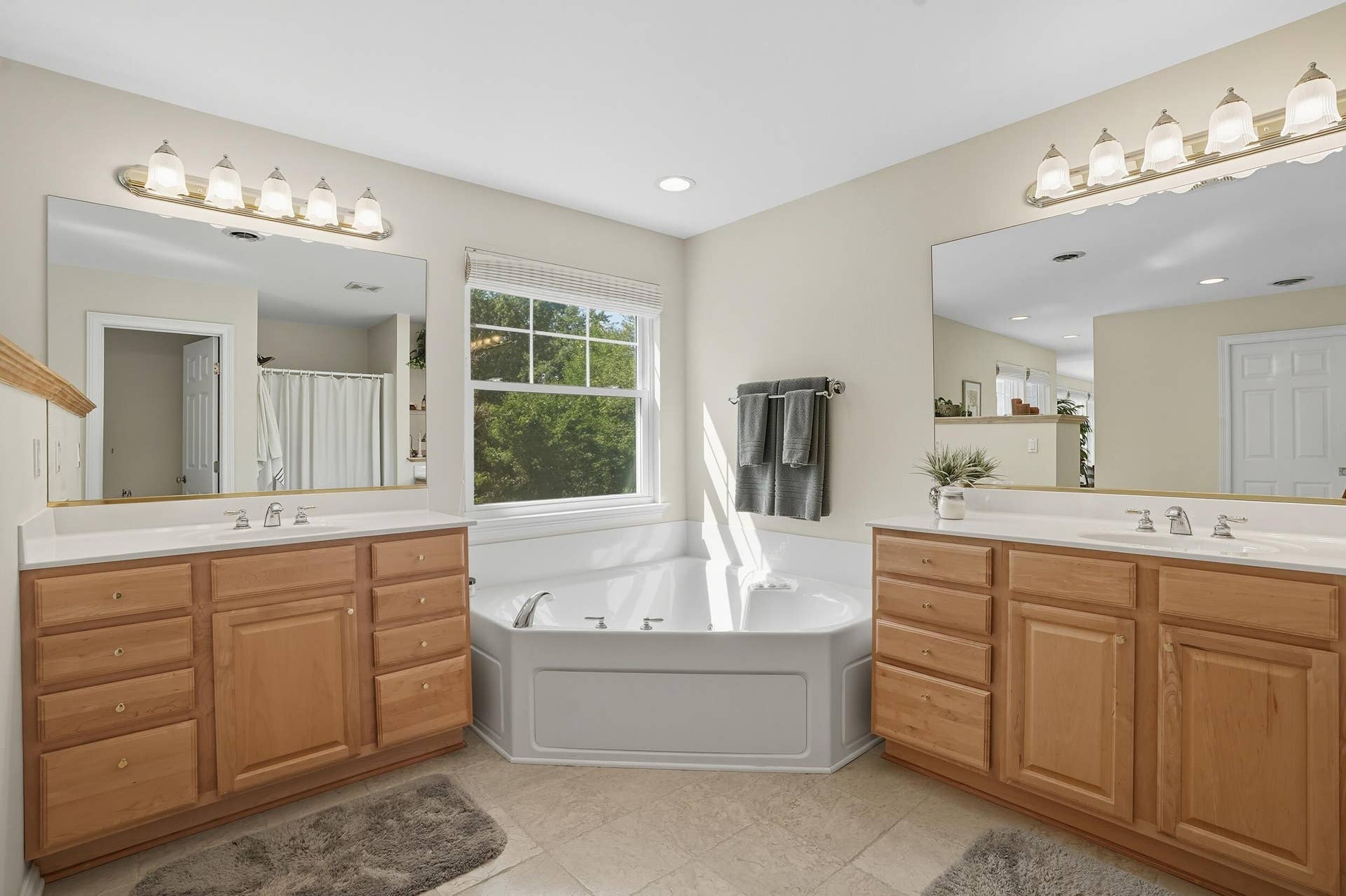 1730 Briam Court, Valparaiso, IN 46383 28 primary bath