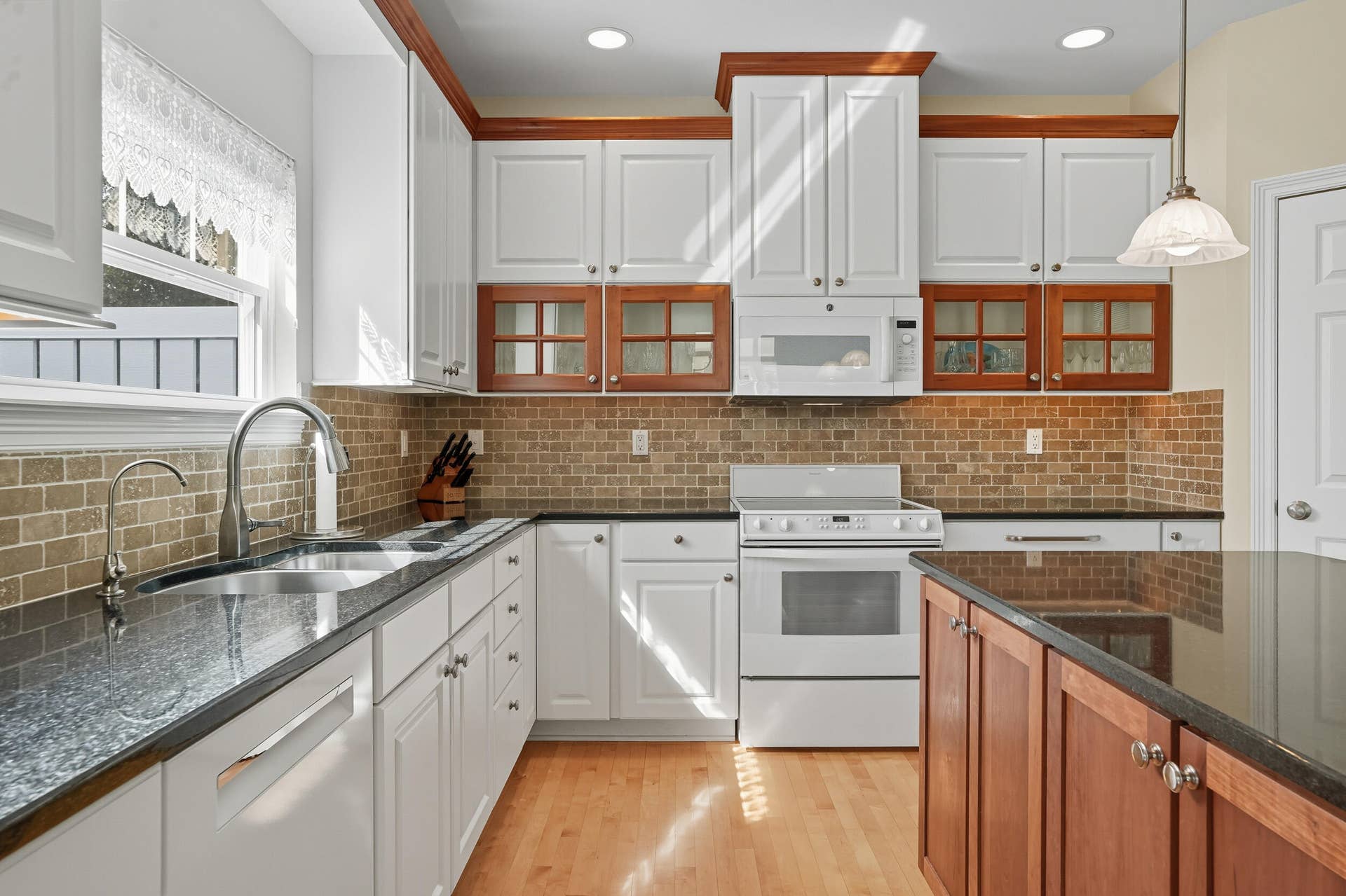 1730 Briam Court, Valparaiso, IN 46383 14 Kitchen