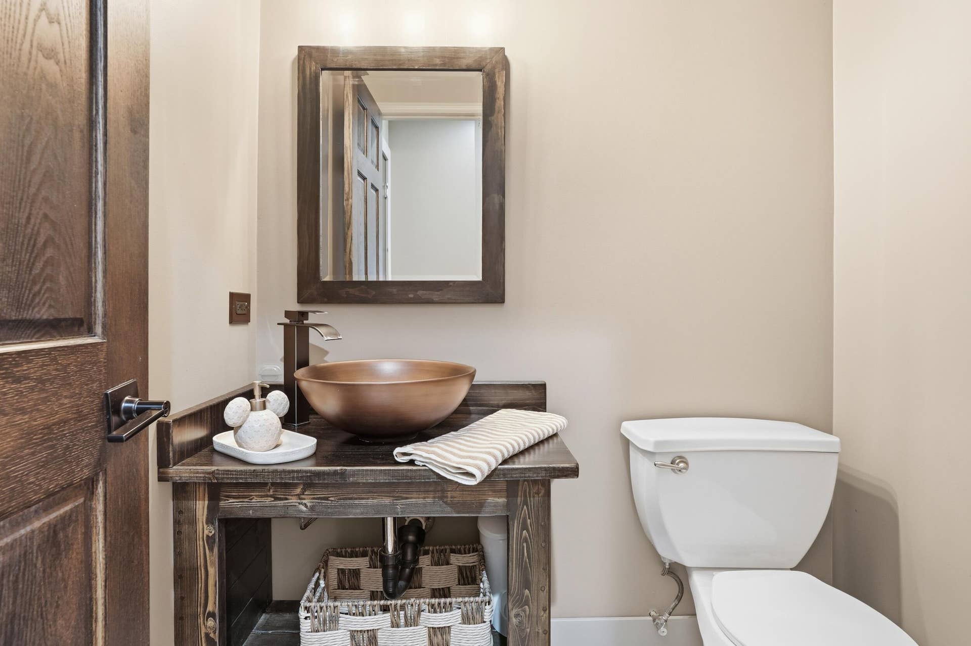 Main Level 1/2 bath