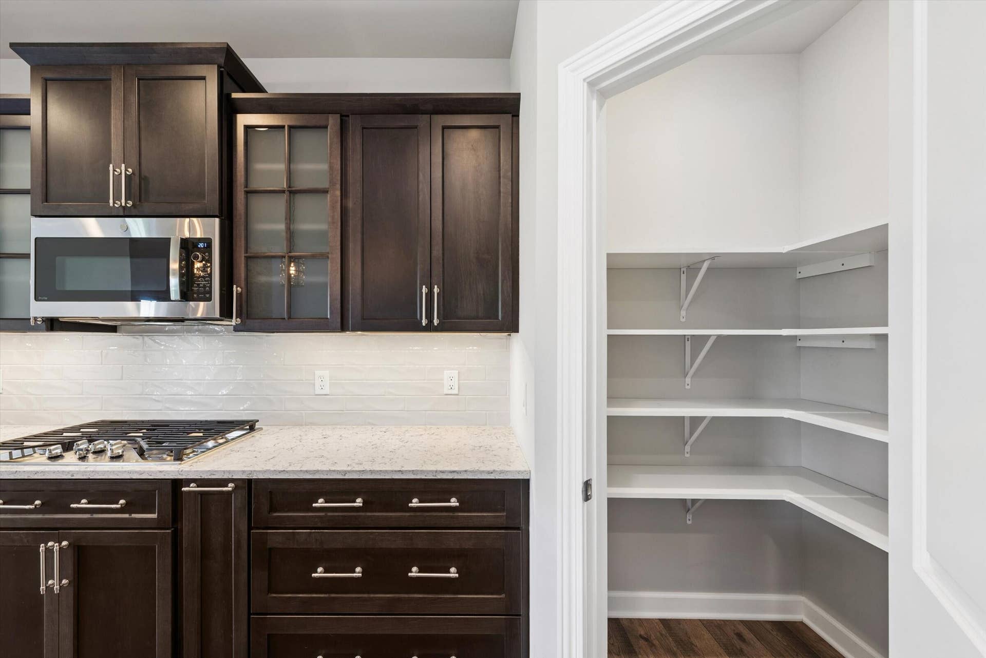 3202 Forestside Lane, Valparaiso, IN 46385 13-Pantry