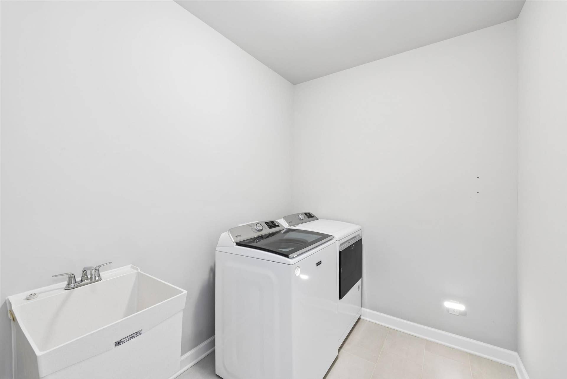 3202 Forestside Lane, Valparaiso, IN 46385 17-Laundry