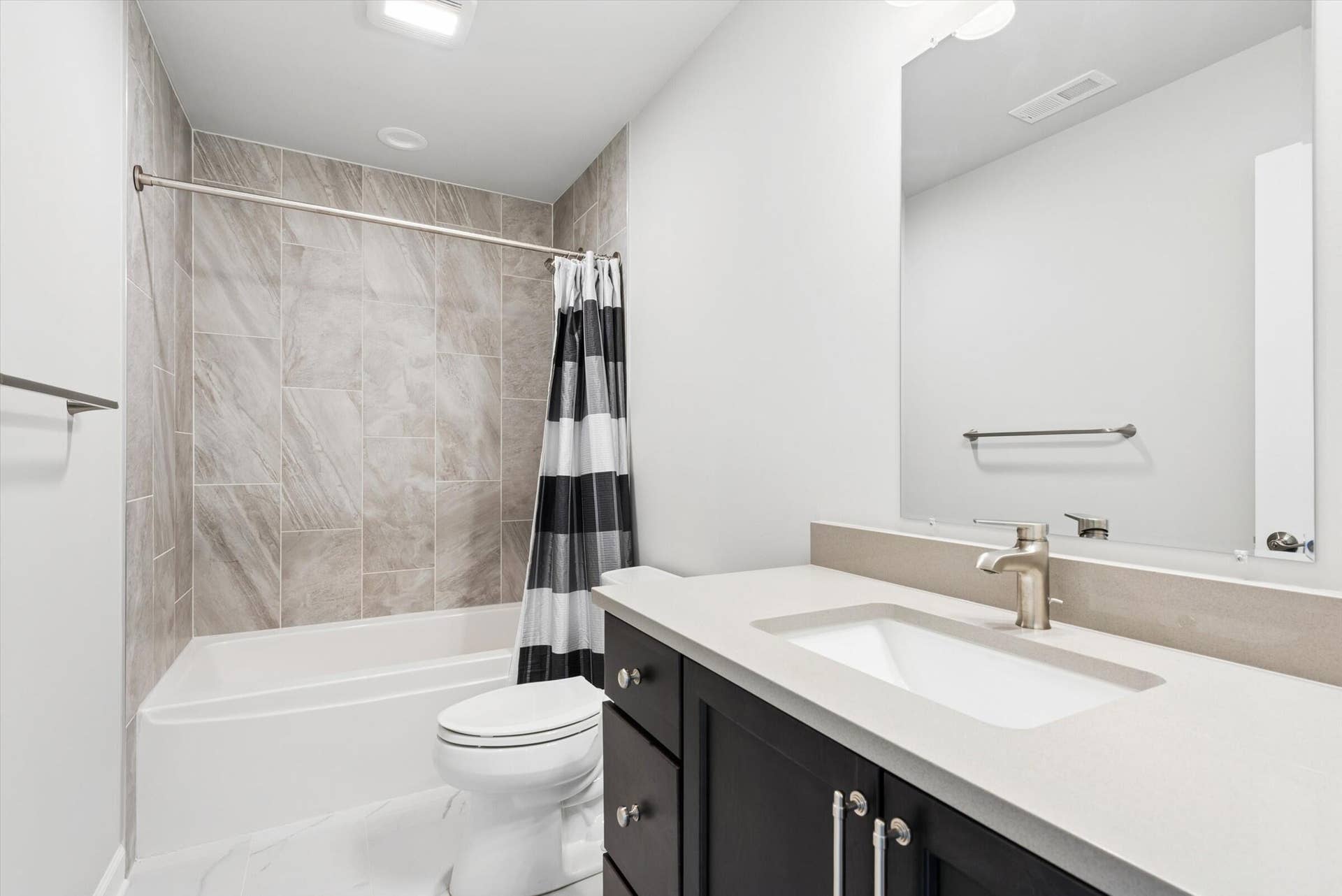 3202 Forestside Lane, Valparaiso, IN 46385 24-Bath