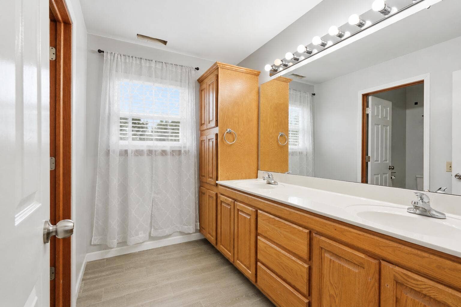 555 Lake Park Drive, Valparaiso, IN 46385 Main bathroom