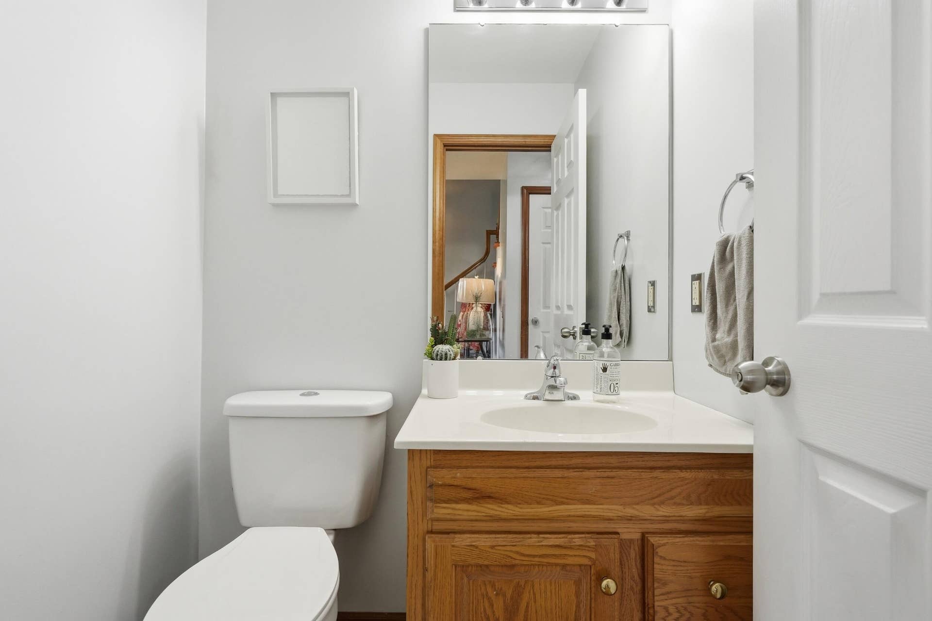555 Lake Park Drive, Valparaiso, IN 46385 Half bath main floor
