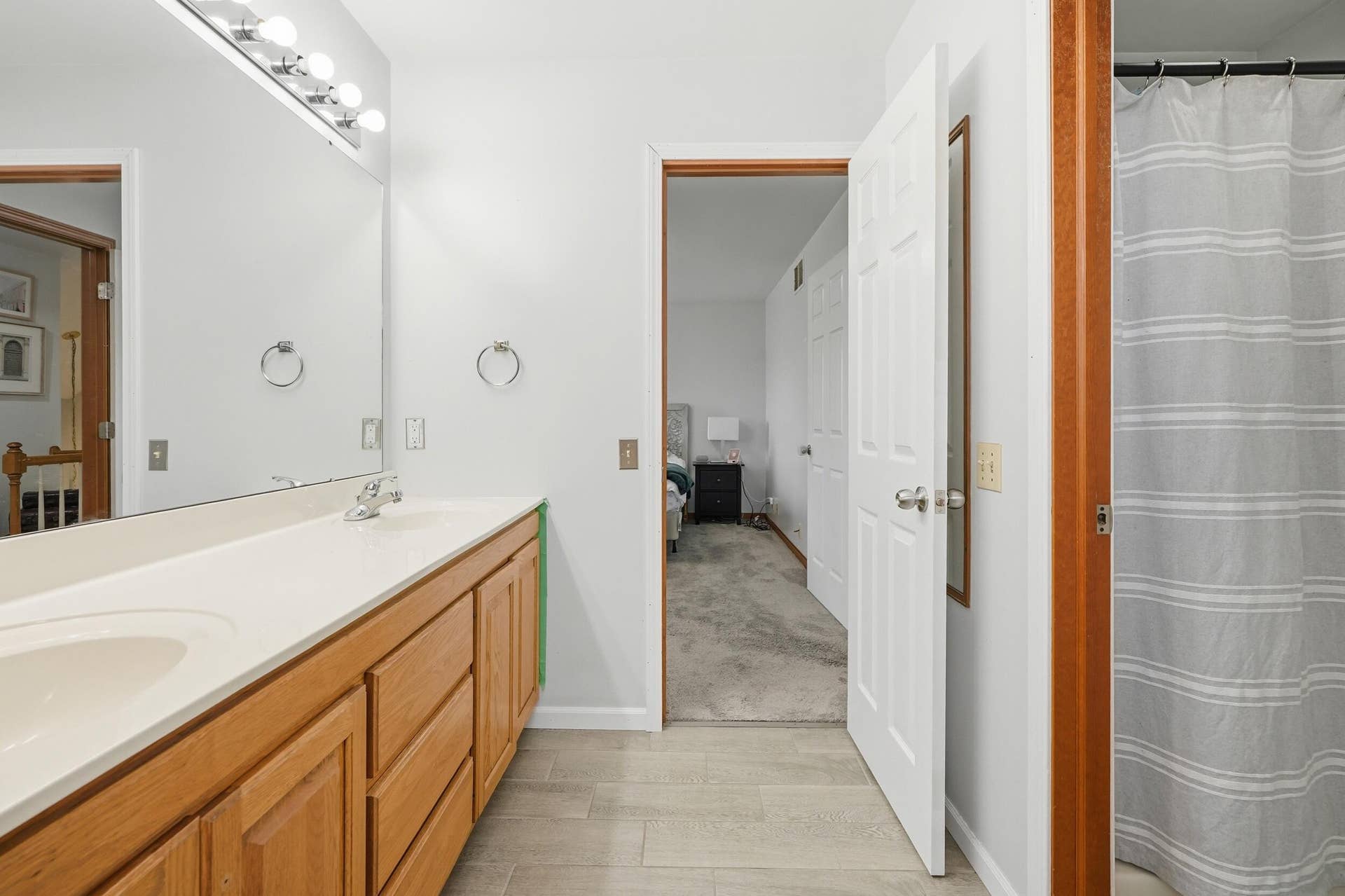 555 Lake Park Drive, Valparaiso, IN 46385 Main bathroom
