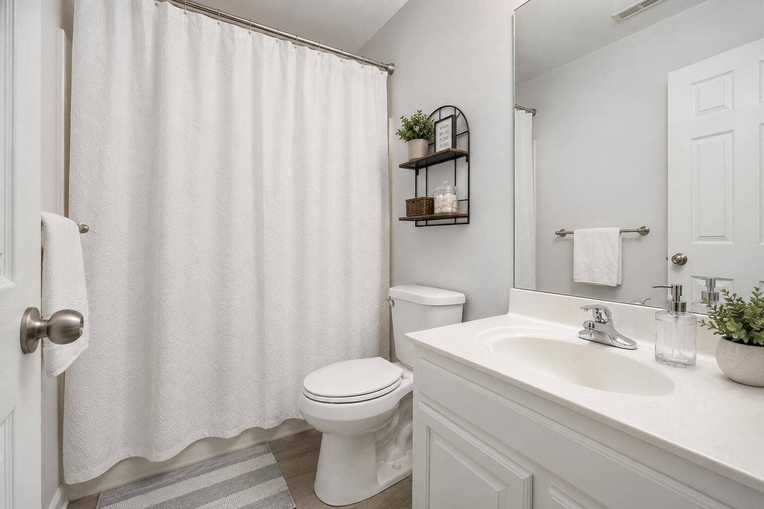 555 Lake Park Drive, Valparaiso, IN 46385 Bathroom 2