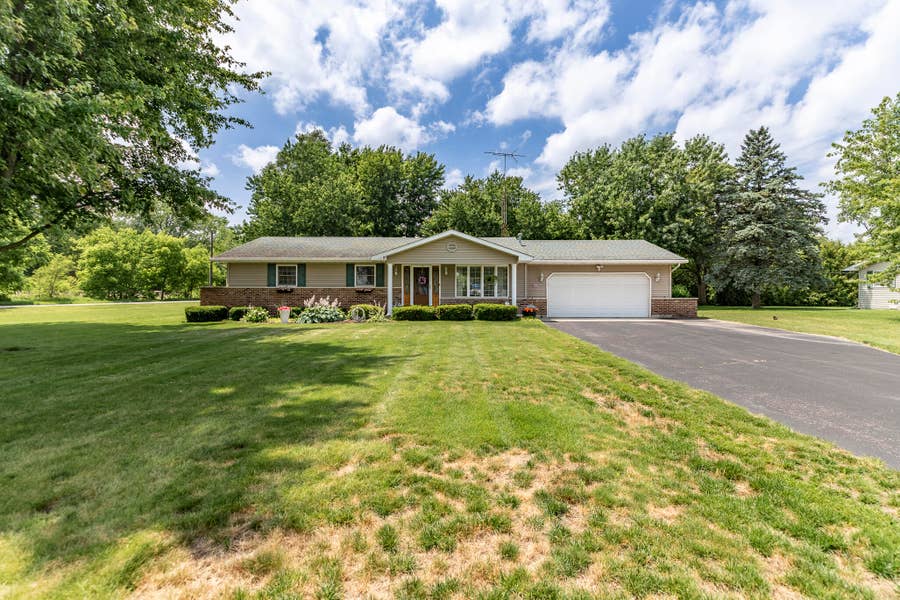 Property photo for 718 SE Forsythia Street, DeMotte, IN