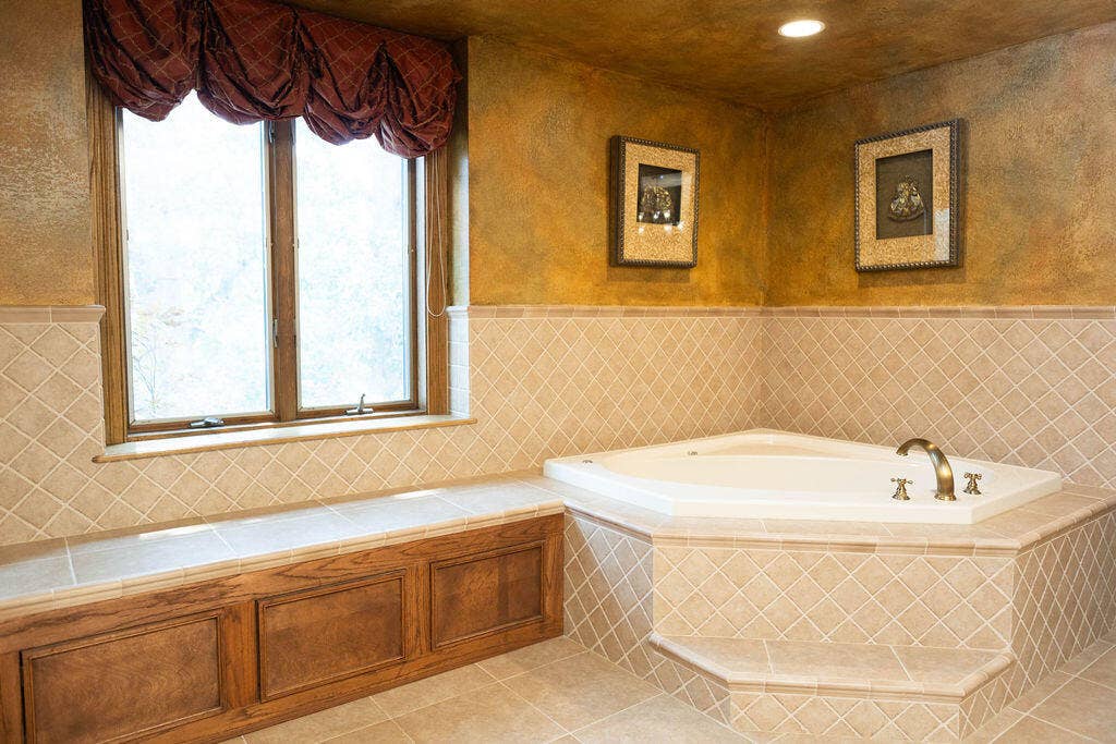 CORNER TUB