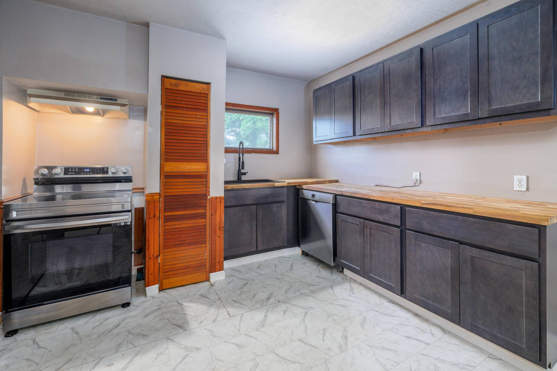 100 N Main St Morocco-8
