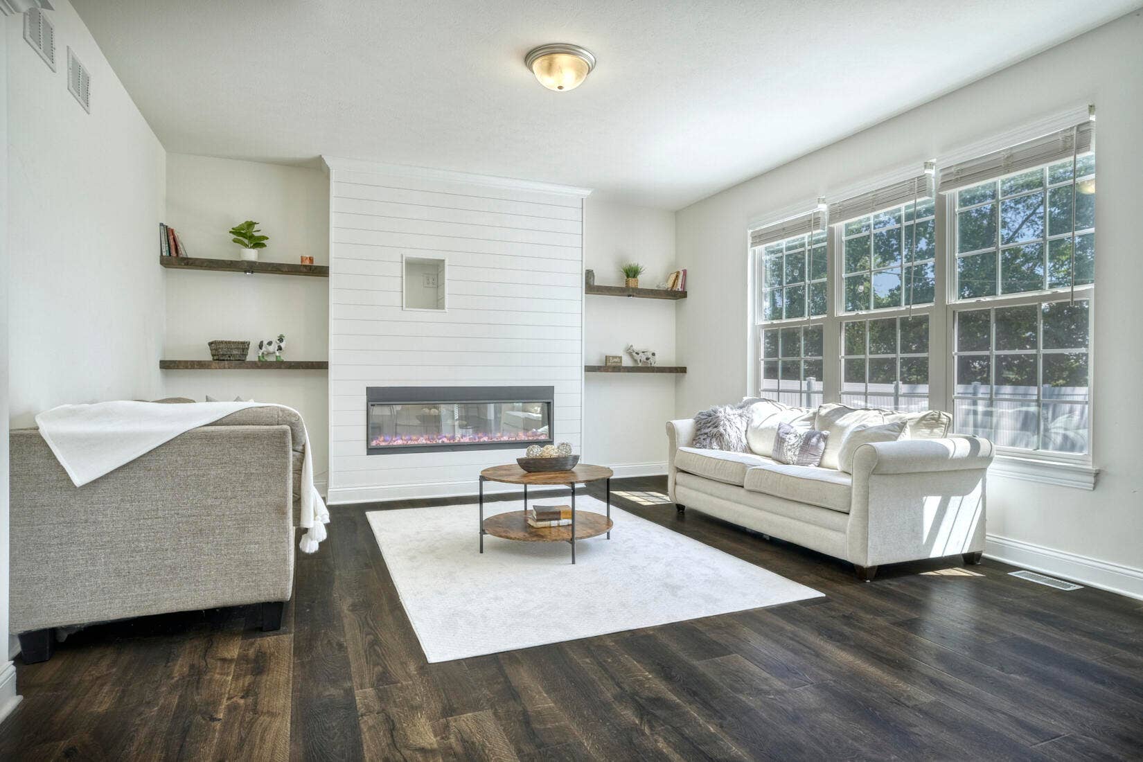 Livingroom with Fireplace 26