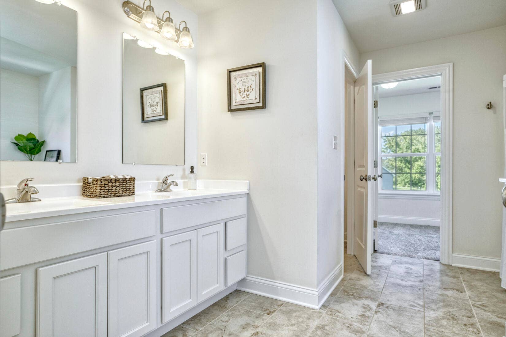 UL Main BR Ensuite Bathroom n private to