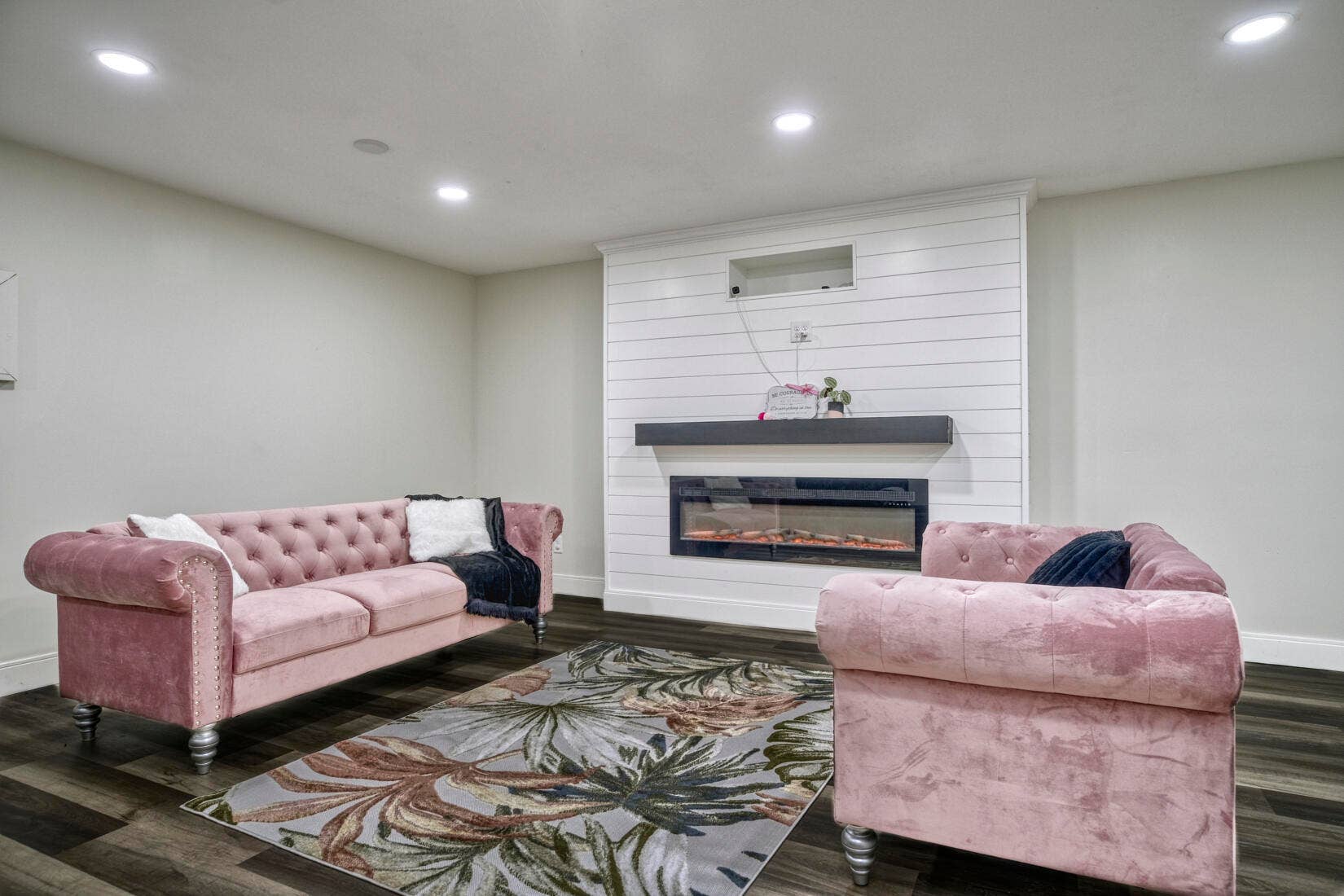 LL Livingroom with Fireplace 35 - Copy