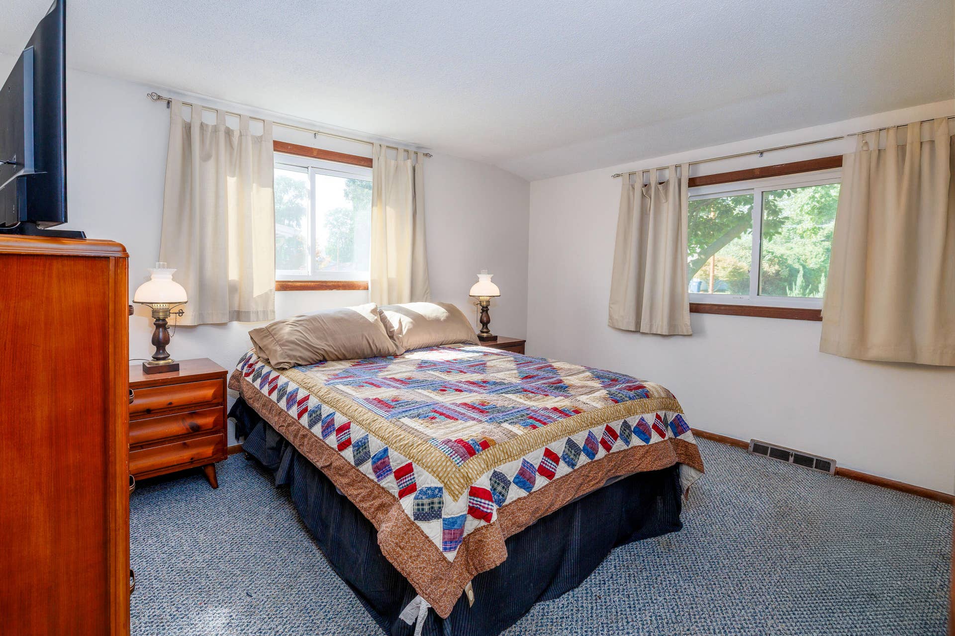 209 E Broadway St Brook-7