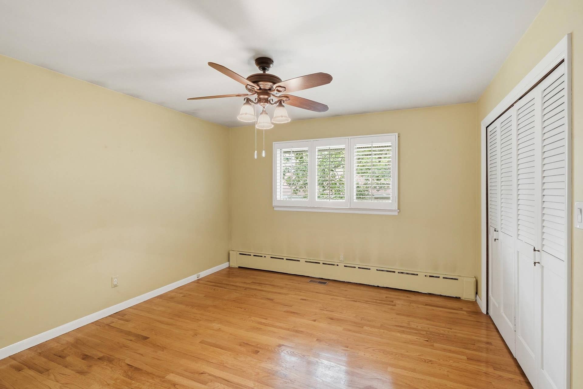 526 Cedar Court, Munster, IN 46321 primary bedroom