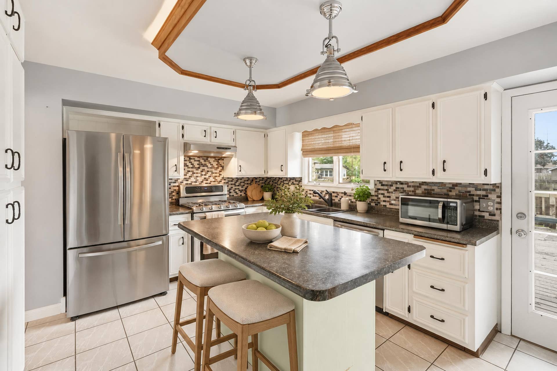 526 Cedar Court, Munster, IN 46321 kitchen virtual stage