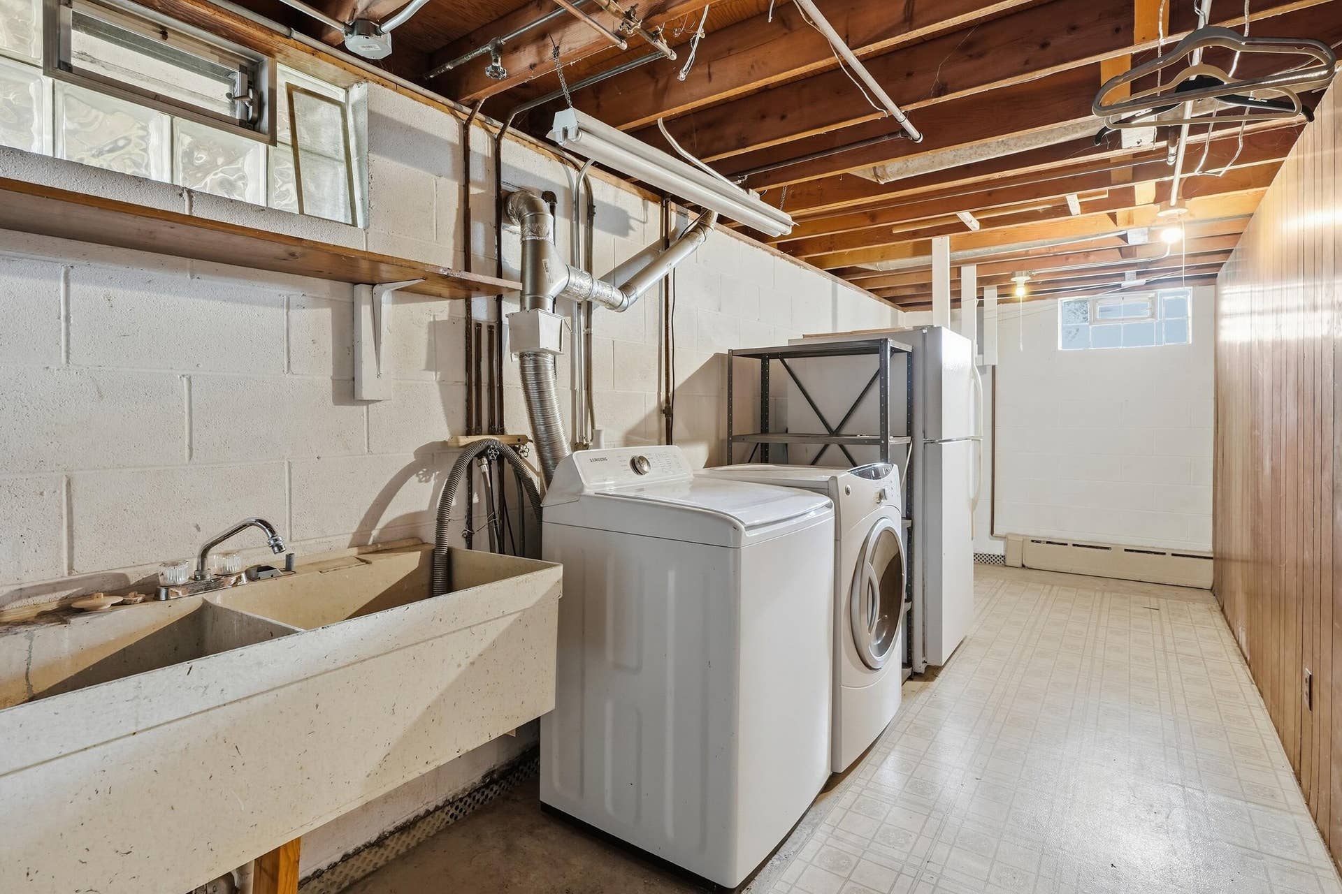 526 Cedar Court, Munster, IN 46321 laundry room