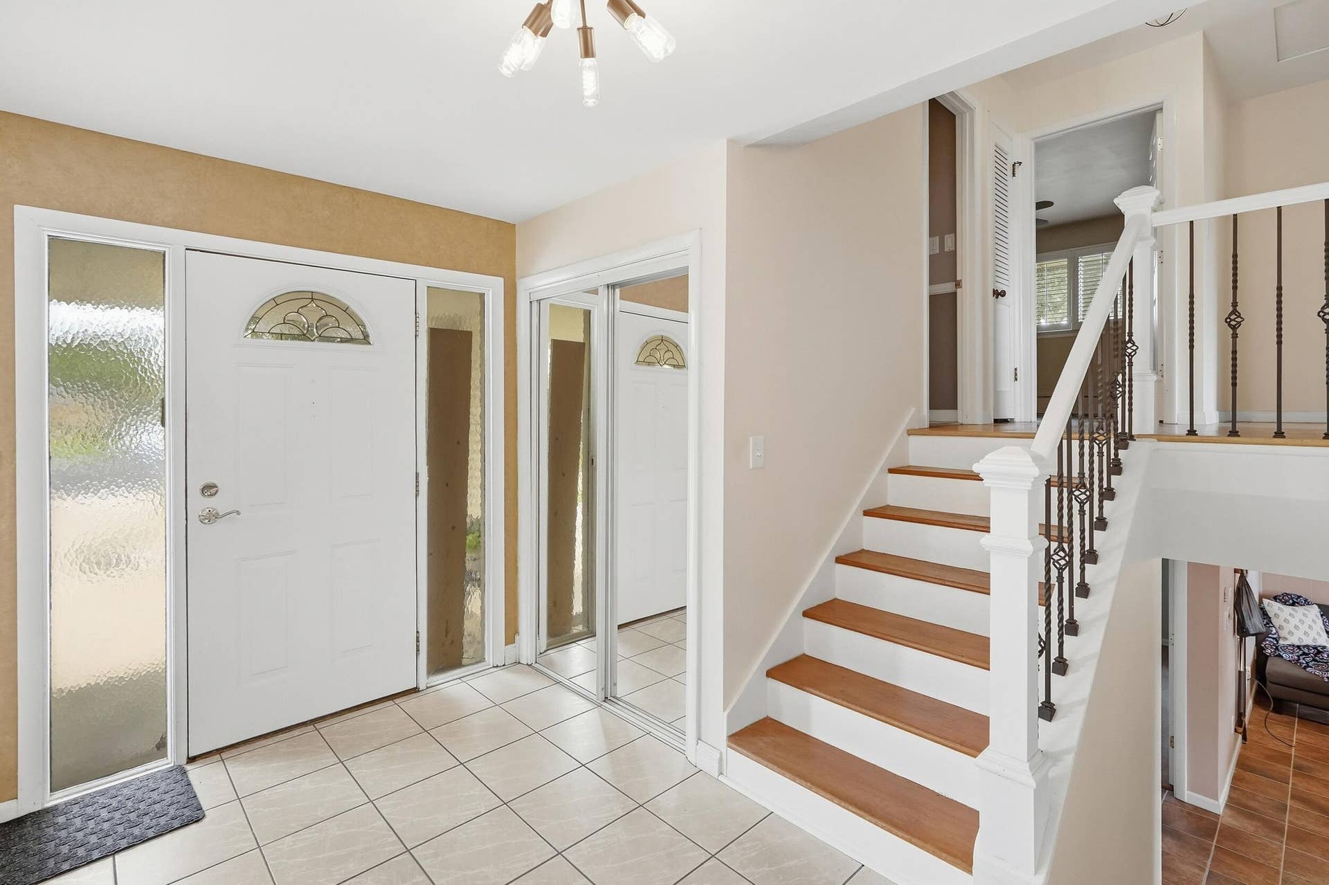 526 Cedar Court, Munster, IN 46321 foyer