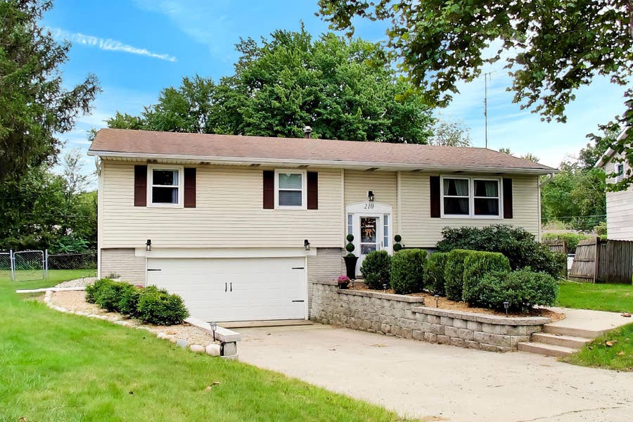 Property photo for 210 Lawndale Place, Michigan City, IN