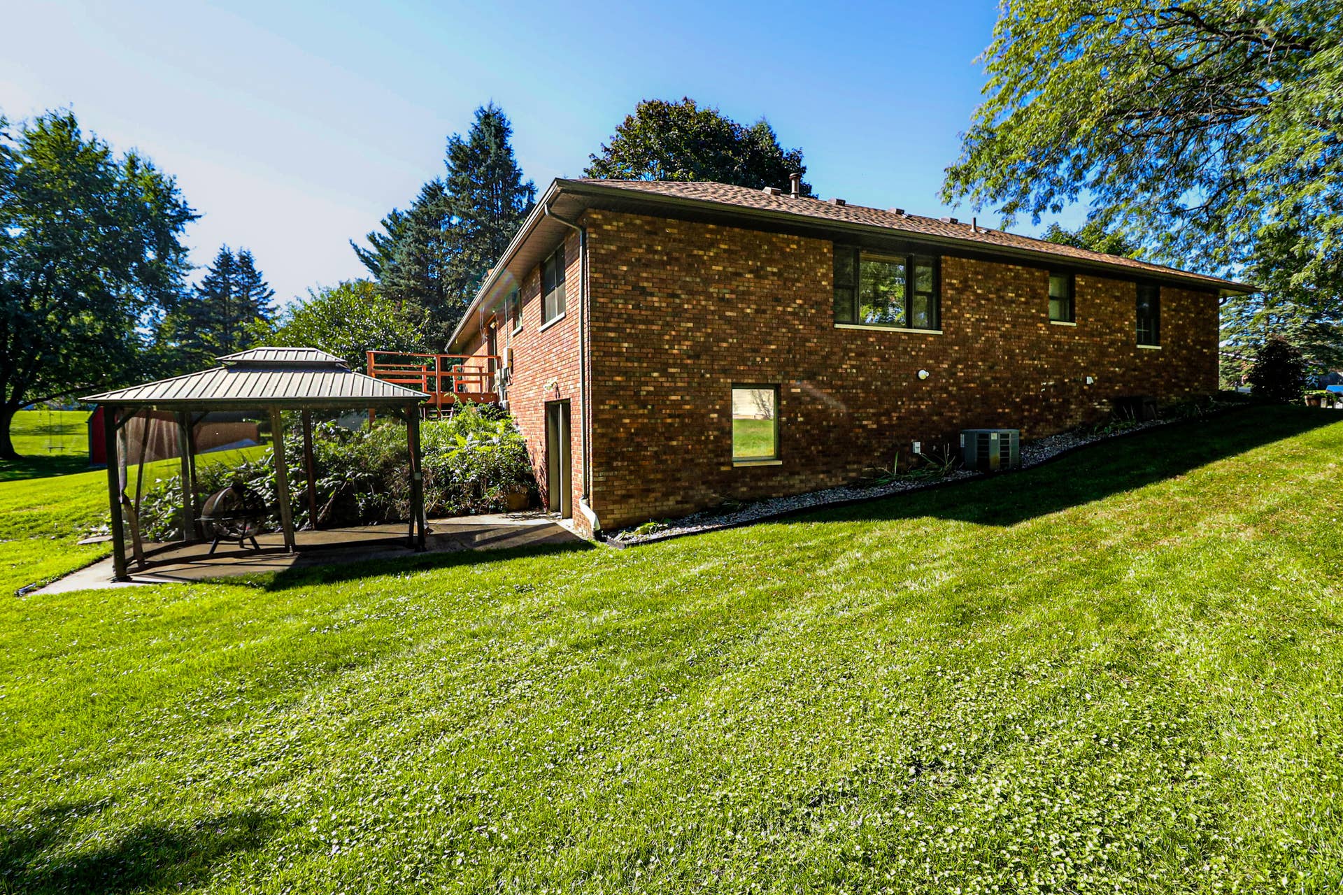 2408 Pepperidge Court, La Porte, IN 46350 0N8A4882