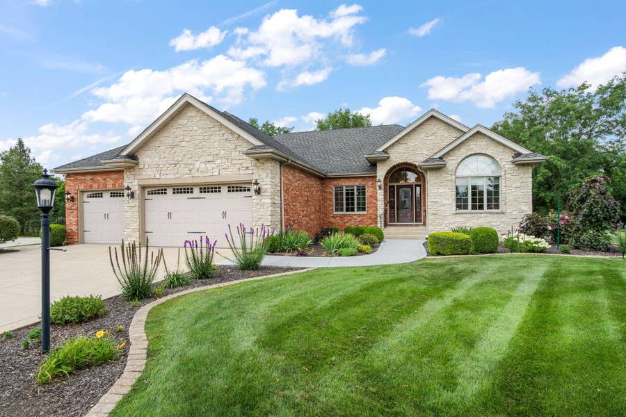 Property photo for 910 Hawk Circle, Crown Point, IN