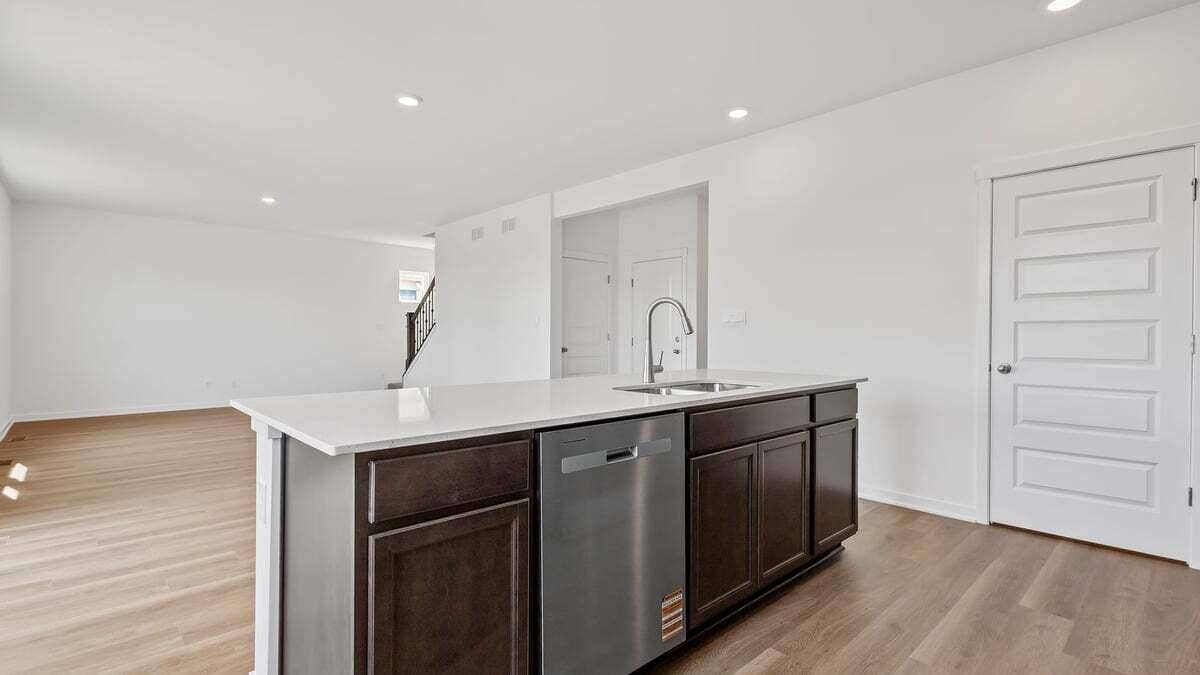 7239W107thWebInt-16