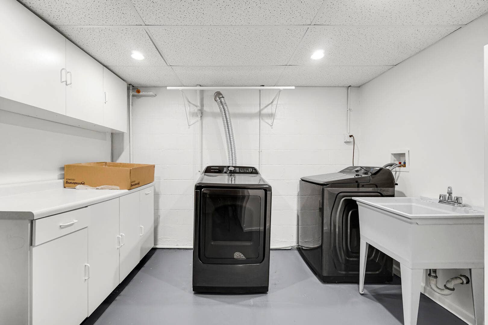 3430 Norman Place, Highland, IN 46322 Laundry